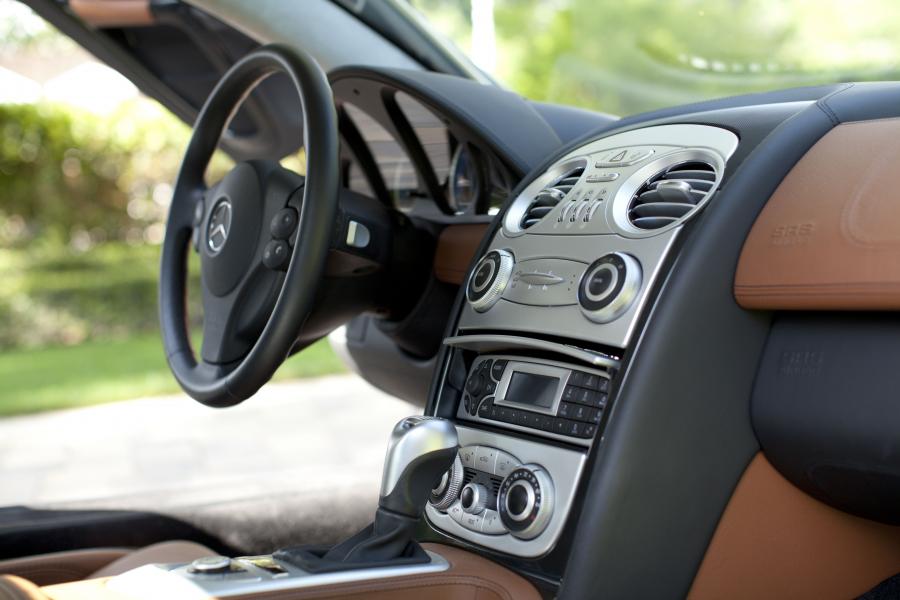  Mercedes-Benz SLR McLaren 2006 года  (фото 12 из 26)